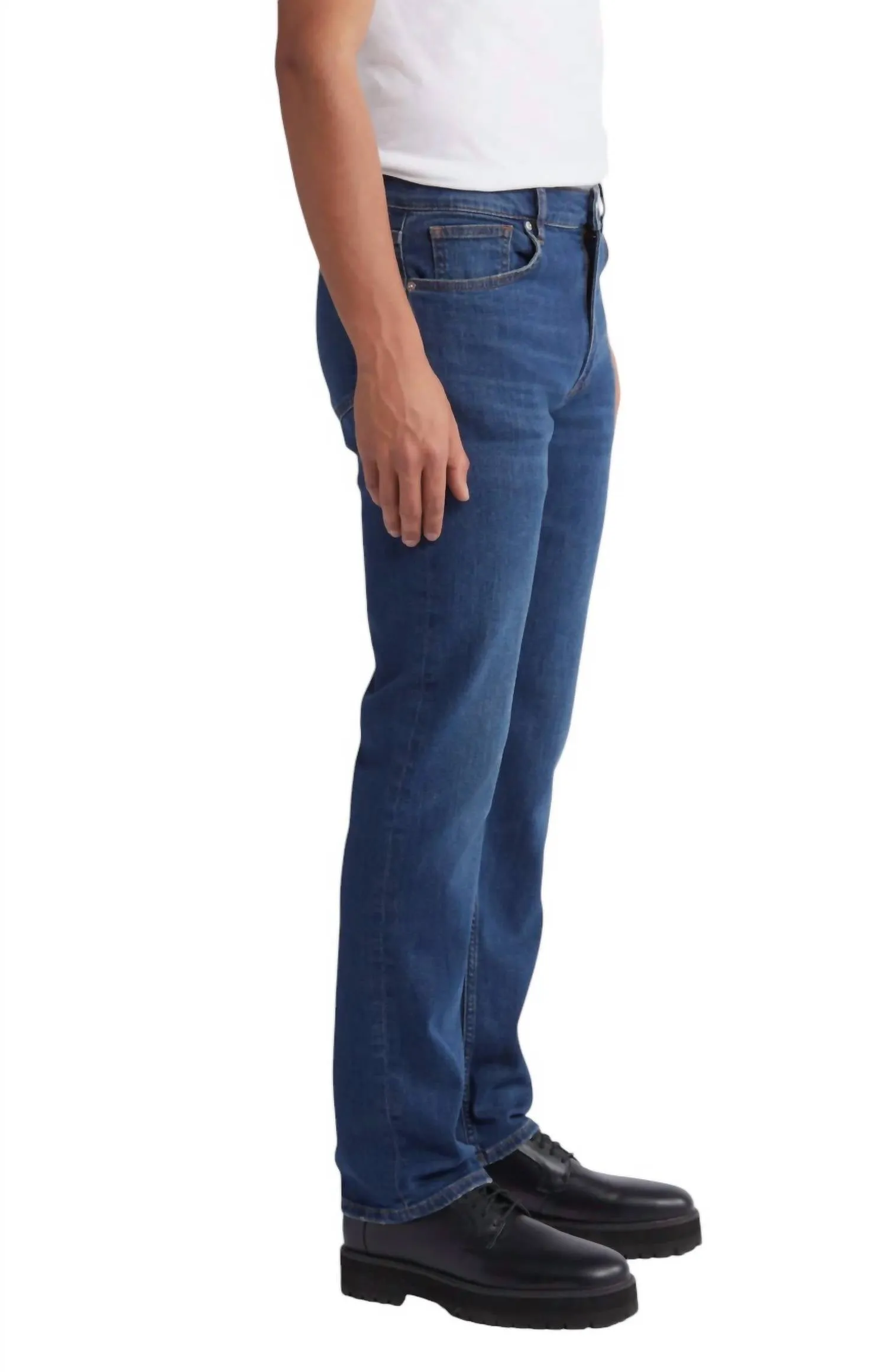 Moderne Jeans mit geradem Bein in Marques
