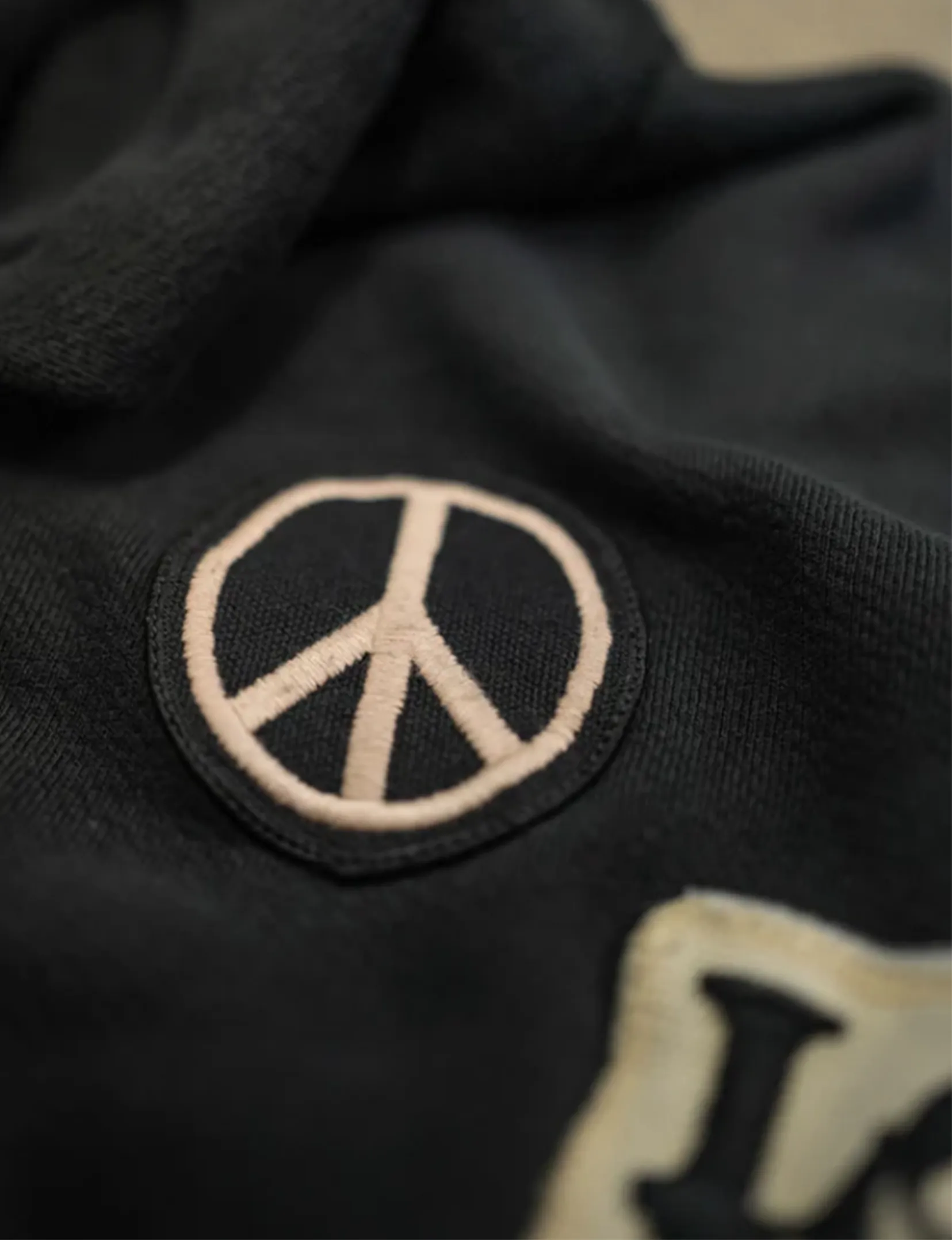 Peace Now Zip Fleece, Kleidung in Kohlepigment_madeworn