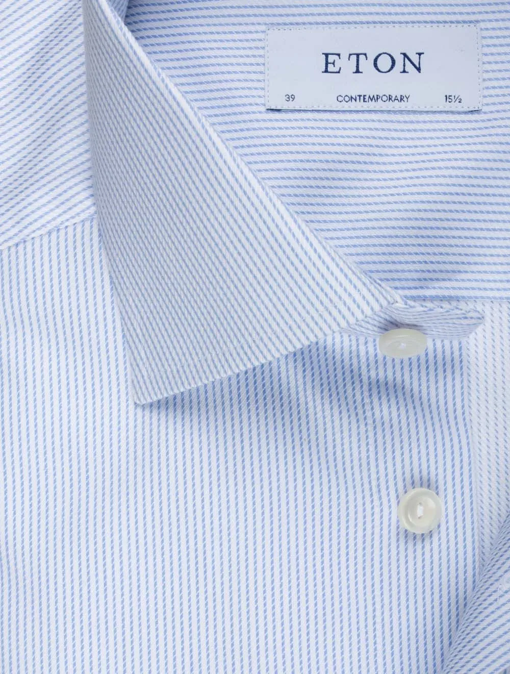 Blaues gestreiftes Hemd im modernen Schnitt